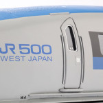 1号車先頭部。印象的なJR500のレタリング。乗務員ドアの引き手の形状は、試作品より改良。 1号車先頭部。印象的なJR500のレタリング。乗務員ドアの引き手の形状は、試作品より改良。