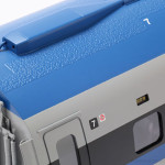 7号車博多寄り妻面のディテール。屋上のケーブルカバーやランボードの滑り止め、側面の号車表示、禁煙マーク、指定席表示など精密に再現。 7号車博多寄り妻面のディテール。屋上のケーブルカバーやランボードの滑り止め、側面の号車表示、禁煙マーク、指定席表示など精密に再現。