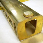 妻面に3箇所に空いている穴へ、幌のツメを引っかけます。 妻面に3箇所に空いている穴へ、幌のツメを引っかけます。