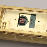 ヘッド・テールライトのオンオフスイッチ。 モニター部分はマグネットで着脱可能。 ヘッド・テールライトのオンオフスイッチ。 モニター部分はマグネットで着脱可能。