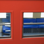 ロングシート部分は座面下ヒーターの穴も再現。 ロングシート部分は座面下ヒーターの穴も再現。