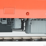 床下機器群。複式逆止弁、S抑圧装置、E吐出弁、ブレーキ制御機器。 床下機器群。複式逆止弁、S抑圧装置、E吐出弁、ブレーキ制御機器。