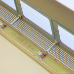 ボディをシャーシから取り外したところ。B仕様では室内灯ユニットが、C仕様では更に網棚(パイプ)が付属。 ボディをシャーシから取り外したところ。B仕様では室内灯ユニットが、C仕様では更に網棚(パイプ)が付属。