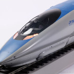 ノーズ形状は前回試作時より突き詰め、ロストパーツを作り直すことでより精悍なスタイルを表現。スカート下端もレールに近付きました。LEDヘッドライトの色も実車に近い暖色を使用。 ノーズ形状は前回試作時より突き詰め、ロストパーツを作り直すことでより精悍なスタイルを表現。スカート下端もレールに近付きました。LEDヘッドライトの色も実車に近い暖色を使用。