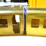 カーブ通過などを想定した、外幌の折り曲げテストの様子。 カーブ通過などを想定した、外幌の折り曲げテストの様子。