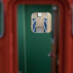 貫通路から客室内部を見る。 貫通路から客室内部を見る。