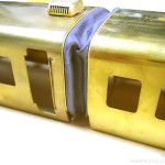 スケール通りの車輌間隔で、適度に幌にシワが寄るようになっています。※幌の形状はより実車に近い分割構成に改良を予定しています。 スケール通りの車輌間隔で、適度に幌にシワが寄るようになっています。※幌の形状はより実車に近い分割構成に改良を予定しています。