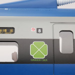 実感的な表示類。大きなグリーンマークを中心に、LED行先表示、号車番号、禁煙マーク。 実感的な表示類。大きなグリーンマークを中心に、LED行先表示、号車番号、禁煙マーク。