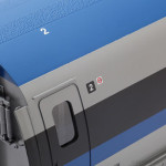 2号車乗降扉付近。号車番号、禁煙マーク等を鮮明にレタリングで表現。車端部アンチローリングダンパーも精密に再現。 2号車乗降扉付近。号車番号、禁煙マーク等を鮮明にレタリングで表現。車端部アンチローリングダンパーも精密に再現。