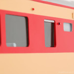 キロ80の車掌室。実車では下降窓のため、ボディ側面との間に角度が付いています。模型でもこの様子を再現。 キロ80の車掌室。実車では下降窓のため、ボディ側面との間に角度が付いています。模型でもこの様子を再現。