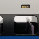 車体側面の乗客窓。500系の独特のカラーリングは、前回試作時より改良、より実車に近い色に。座席ヘッドレストのシーツはデカールで表現。 車体側面の乗客窓。500系の独特のカラーリングは、前回試作時より改良、より実車に近い色に。座席ヘッドレストのシーツはデカールで表現。