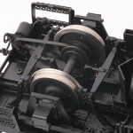 床下および連結器。実車通りのダイヤフラム式ブレーキ、車軸発電機のプーリーにかかるベルトも再現。 床下および連結器。実車通りのダイヤフラム式ブレーキ、車軸発電機のプーリーにかかるベルトも再現。