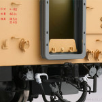 連結妻面。ジャンパ栓、形式表示や製造者を表すビルダーズプレートも再現。 連結妻面。ジャンパ栓、形式表示や製造者を表すビルダーズプレートも再現。