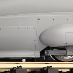 前部台車。スカート下部の高さと排障器位置をスケール通りに下げ、車体裾の形状も再検討。500系の鋭いスタイリングをそのままに再現。 前部台車。スカート下部の高さと排障器位置をスケール通りに下げ、車体裾の形状も再検討。500系の鋭いスタイリングをそのままに再現。