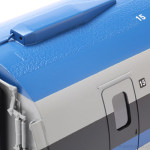 15号車博多寄り妻面のディテール。屋上のケーブルカバーやランボードの滑り止め、妻面のダンパー、側面の号車表示、指定席表示など精密に再現。 15号車博多寄り妻面のディテール。屋上のケーブルカバーやランボードの滑り止め、妻面のダンパー、側面の号車表示、指定席表示など精密に再現。