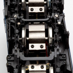 実車同様、芯皿のない台車構造。左右のリンクによってつながれた3軸台車。 実車同様、芯皿のない台車構造。左右のリンクによってつながれた3軸台車。