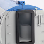 7号車妻面からは、売店のカウンターが見える。最終量産完成品では、変圧器に向かう特高圧ケーブルはゆるいアール(正規の形)に修正されています。 7号車妻面からは、売店のカウンターが見える。最終量産完成品では、変圧器に向かう特高圧ケーブルはゆるいアール(正規の形)に修正されています。