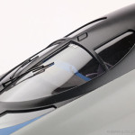 前面窓部。戦闘機を思わせるキャノピー、繊細なワイパーやメンテナンス用手すり、乗務員席等を精緻に表現。ワイパー形状は前回から正規の図面通りに修正。なお、最終量産完成品では、0.1mmのエッチングでヘッドライトカバーを表現、ヘッドライトの周囲は黒に、また黒とグレーの境界に細いブルーのラインを表現。 前面窓部。戦闘機を思わせるキャノピー、繊細なワイパーやメンテナンス用手すり、乗務員席等を精緻に表現。ワイパー形状は前回から正規の図面通りに修正。なお、最終量産完成品では、0.1mmのエッチングでヘッドライトカバーを表現、ヘッドライトの周囲は黒に、また黒とグレーの境界に細いブルーのラインを表現。