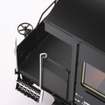 車端部。手ブレーキ等細部に至るまで再現。木目テーブルも再現された室内。 車端部。手ブレーキ等細部に至るまで再現。木目テーブルも再現された室内。