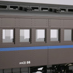 リベット留めの車体に二等車を示す青の等級帯を再現しました。 リベット留めの車体に二等車を示す青の等級帯を再現しました。