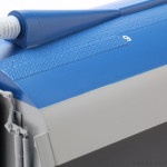 8号車と向き合う博多寄り屋上ケーブルヘッド付近のディテール。最終量産完成品では、ケーブルヘッド先端の碍子端子部のディテールをロストパーツで作り、たわみ導線は極細ビニールチューブを使って再現します。