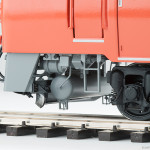 スカート裏側に吊り合い空気溜めと供給空気溜めが見える。客用扉はメンテナンス用の手掛けもモールド。 スカート裏側に吊り合い空気溜めと供給空気溜めが見える。客用扉はメンテナンス用の手掛けもモールド。